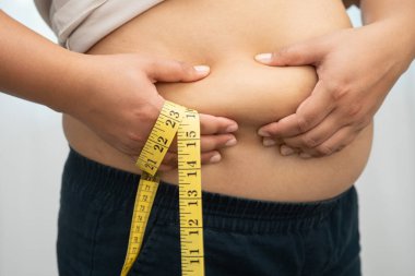 Şişman göbekli, kilolu, kilolu ve mezuralı Asyalı bir kadın..