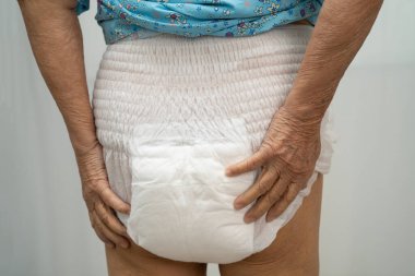 İdrarını tutamayan Asyalı son sınıf öğrencisi hasta..