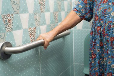 Asyalı yaşlı kadın hasta, hemşire hastanesinde tuvalet temizliği yapıyor. Sağlıklı ve güçlü..