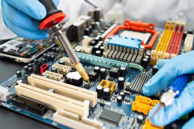 Samsung cep telefonu, elektronik, bilgisayar donanımı ve teknoloji konsepti onarılıyor ve geliştiriliyor.