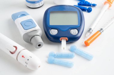 Glukometre neşter ve test çubuğu diyabet için insan kan şekeri seviyesini ölçüyor.