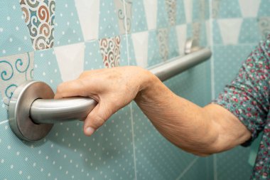 Asyalı yaşlı kadın hasta, hemşire hastanesinde tuvalet temizliği yapıyor. Sağlıklı ve güçlü..