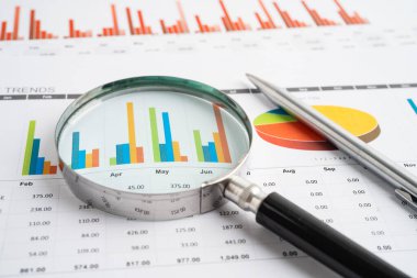 Hesap tablosu ve grafik kağıdındaki büyüteç. Mali veri ekonomisi, İş.