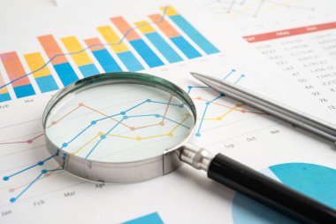 Hesap tablosu ve grafik kağıdındaki büyüteç. Mali veri ekonomisi, İş.