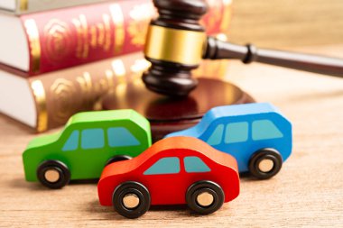 Çekiç tokmak hakimi araba kazasında, sigorta sigortası tazminat davası davasında..