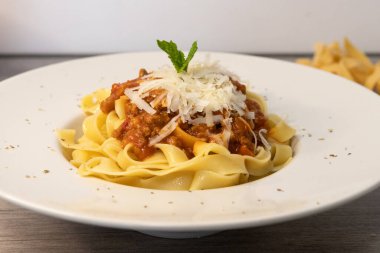 Makarna pappardelle a la bolesa con queso rallado