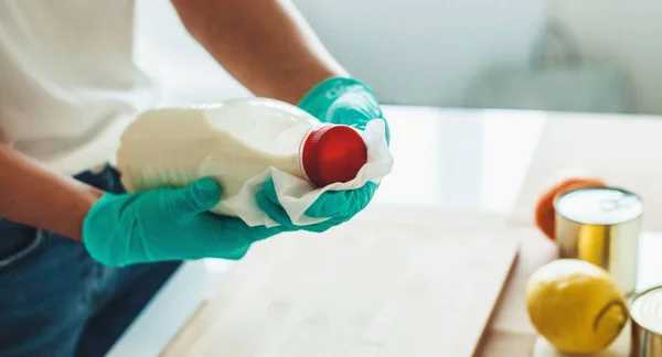 Nahaufnahme Foto einer kaukasischen Frau, die Produkte vom Markt auspackt und desinfiziert — Stockfoto