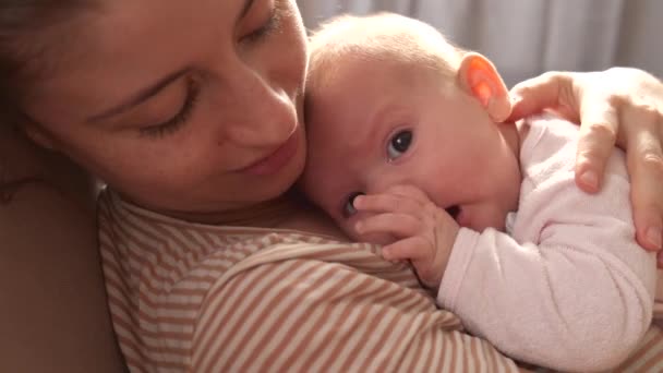 Video einer kaukasischen Mutter mit ihrem Neugeborenen, das auf ihrer Brust liegt — Stockvideo