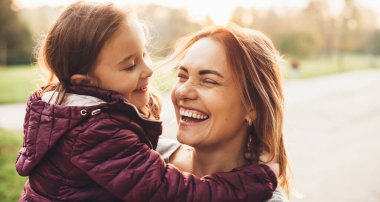Sevgili annesi ve küçük kızı yaz yürüyüşü sırasında gülüyorlar.