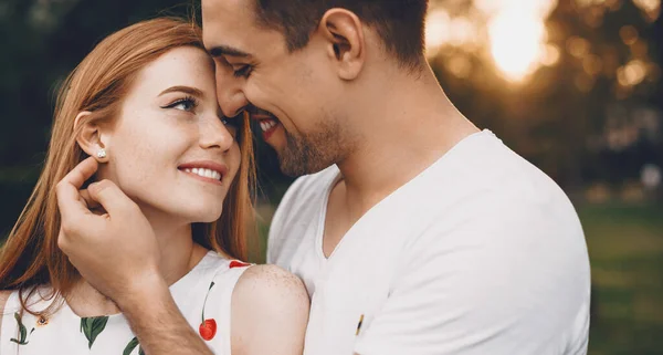 Kaukasische Ingwerdame mit Sommersprossen und ihr Lover jubeln draußen im Park und umarmen sich und lächeln sich von Angesicht zu Angesicht — Stockfoto