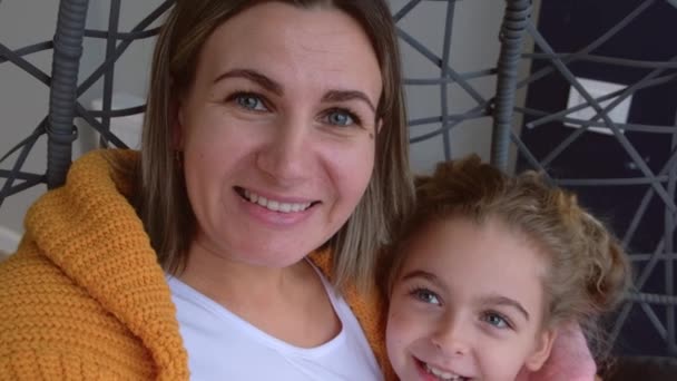 Крупним планом відео мати і дочка розмовляють на камеру з кимось під час онлайн-зустрічі — стокове відео