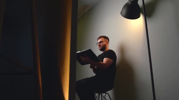 A kaukázusi férfi online üzleti órákat tart a kamera előtt egy másolatot tart a stúdió falán. — Stock videók