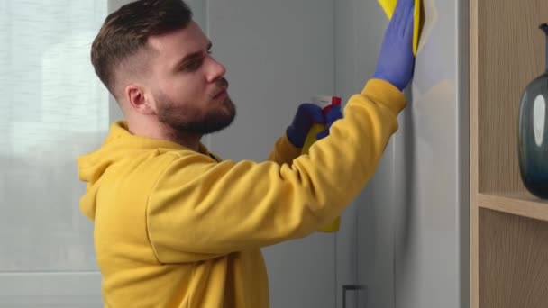 La mère barbu nettoie la maison avec des gants et un spray désinfectant spécial — Video