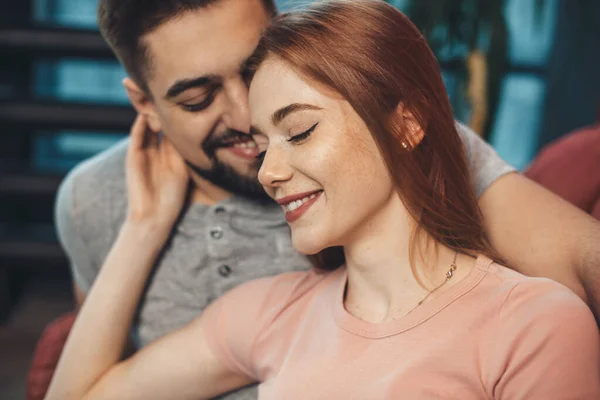 Liebenswerte Ingwerfrau mit Sommersprossen umarmt ihren Liebhaber beim Dating am Valentinstag — Stockfoto