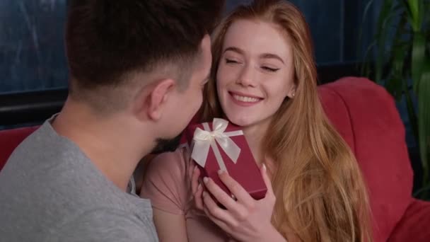 Linda mulher gengibre com sardas está sorrindo para seu amante depois de receber um presente no dia dos namorados — Vídeo de Stock