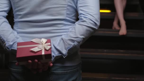 Couple sortir ensemble le jour de la Saint-Valentin où l'homme prépare un cadeau pour son amant — Video