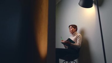 Kafkasyalı bir kadının konuşma sırasında konuşma videosunun yan görüntüsü.
