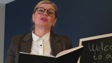Üst düzey Kafkasya öğretmeni çevrimiçi video dersi sırasında kameraya konuşuyor.