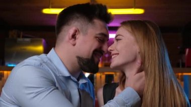Kafkasyalı sakallı bir adamın kızıl aşığını öptüğünü gösteren bir video.