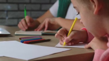 Kafkasyalı bir annenin kızı resim çizerken çalışıp hesap yaptığı videoyu kapat.