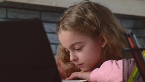 백인 꼬마 여자 애가 태블릿에서 온라인 비디오 수업을 하고 있어요 선생님 말을 듣고 있어요 — 비디오