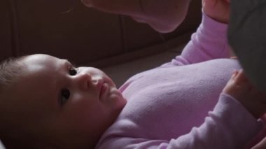 Kafkasyalı bir annenin yeni doğmuş bebeğiyle oynadığı videoyu kapat ve gülümse.