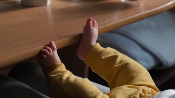 Kaukázusi anya tartja újszülött babáját az asztalnál, miközben eteti — Stock videók