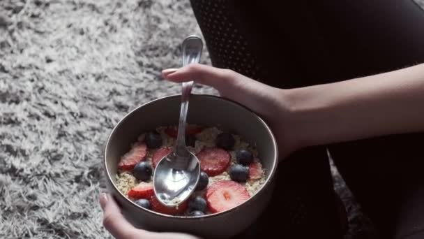 Közelkép egy egészséges táplálkozó nőről, aki gyümölcsökkel reggelizik — Stock videók