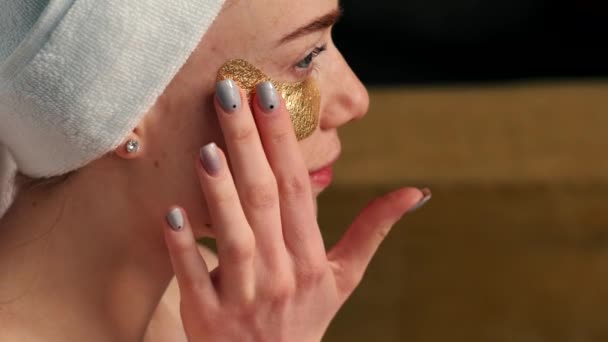 Mujer adorable aplicando parches para los ojos después de tomar un baño — Vídeos de Stock