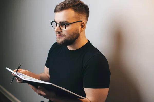 Vit man arbetar hemifrån med en copybook under ett videomöte — Stockfoto