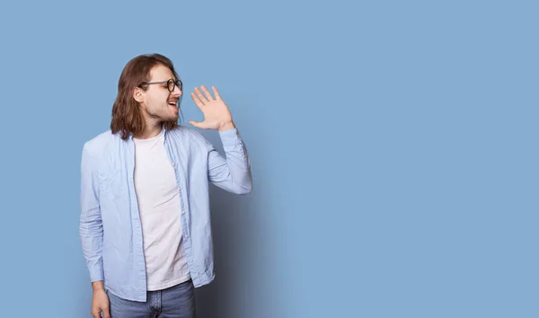 Λευκός άντρας με γενειάδα τραγουδάει σε ένα μπλε στούντιο με ελεύθερο χώρο — Φωτογραφία Αρχείου
