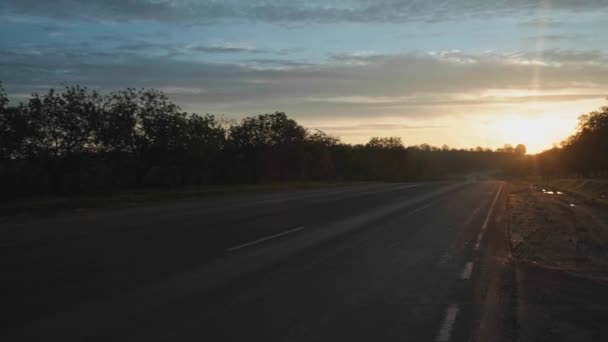 長い道のりの夏の日没の間に旅行に行く車のビデオ — ストック動画