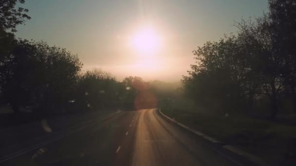一人で道路を走行する車旅行中の夏の日没のビデオ — ストック動画