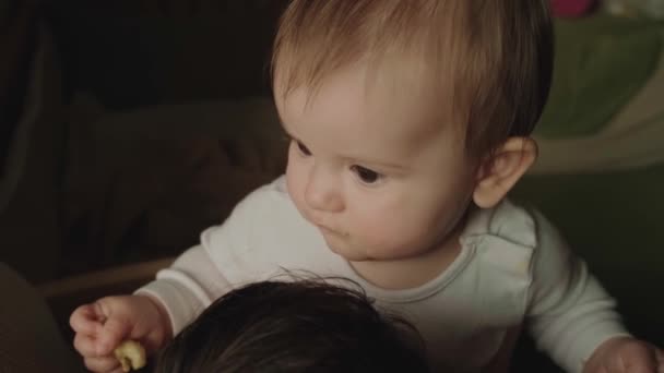 Gros plan vidéo d'un petit bébé jouant avec sa mère à la maison — Video