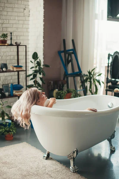Φωτογραφία με φωτογραφία μιας καυκάσιας γυναίκας που κάνει θεραπείες σπα σε μπανιέρα. — Φωτογραφία Αρχείου