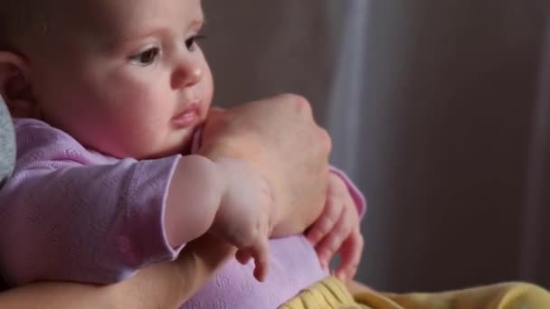 Kaukasierin hält ihr Baby beim Spielen mit den Handflächen zu Hause — Stockvideo