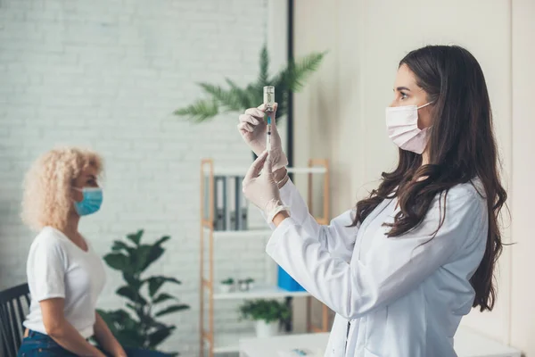 Protecţie împotriva coronavirusului. Sănătatea medicală a vaccinului. Conceptul de vaccinare a oamenilor. Conceptul de vaccinare împotriva coronavirusului . — Fotografie, imagine de stoc