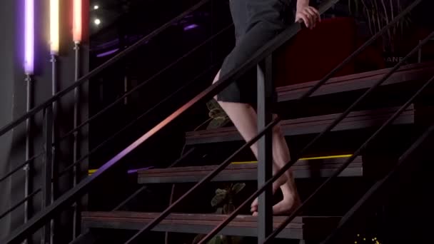 Adorable mujer de jengibre va abajo con un vestido de noche durante una cita — Vídeo de stock