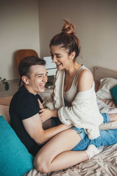 Casal encantador estão jogando na cama abraçando e rindo no fim de semana — Fotografia de Stock