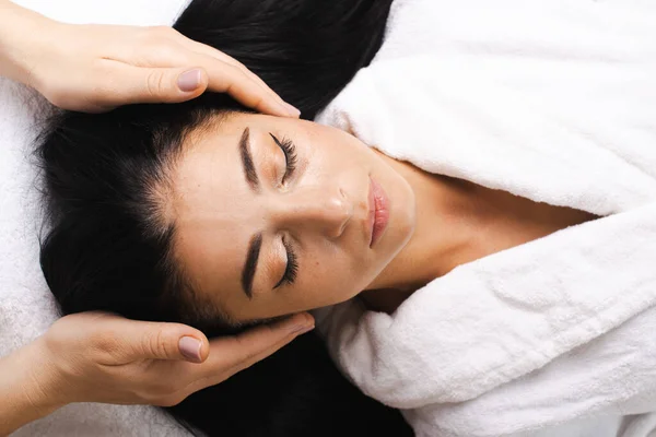 Spa de massagem de cabeça de mulher branca. Tratamento facial. Beleza pele rosto feminino. Menina beleza rosto cuidado. — Fotografia de Stock