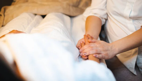 Spa de massagem de mão. Mão de doutor. Massagem de spa corporal. Jovem mulher cuidados da pele. — Fotografia de Stock