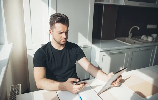 Affärsman hemma använder telefon för att chatta. Affärskommunikation. Frilansarbete. Hemmakontoret. Nätkommunikation. Affärsteknik. Smarta hem. — Stockfoto