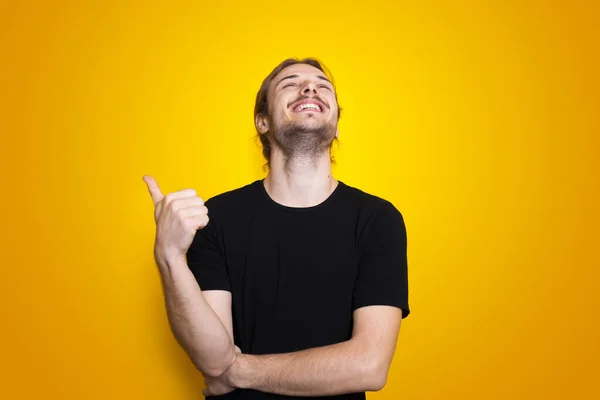 Homem posando na parede amarela. Pessoa positiva. Gestor do sinal similar. Gosta.. — Fotografia de Stock