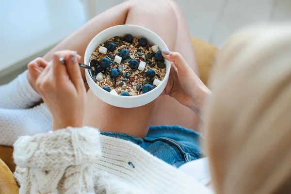 Femme mangeant des céréales avec des fruits. Mode de vie sain. Une personne positive. Une alimentation saine. Vue du dessus. — Photo