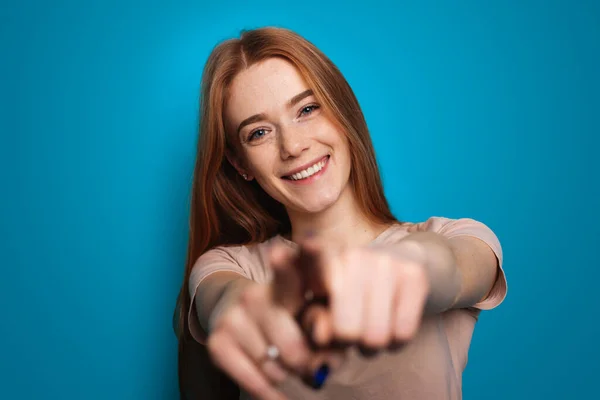 Frau mit Sommersprossen zeigt auf Kamera für Lifestyle-Design-Foto. Modemodell. Geste der Hand — Stockfoto