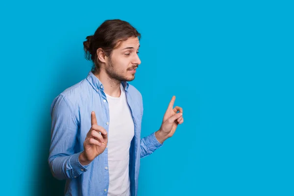 Homem com ponto de barba em estilo hipster em fundo azul. Um homem bonito. gesto da mão. — Fotografia de Stock