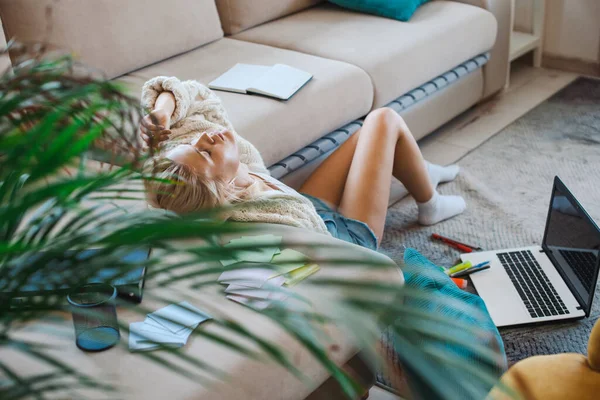 Joven estudiante trabajando desde casa. Educación en línea. Cansado persona relajante — Foto de Stock