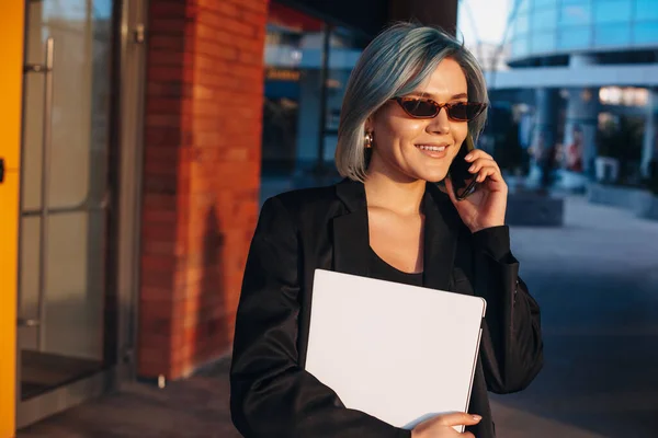 Bella donna d'affari dai capelli blu che tiene il computer portatile fuori, grande design per qualsiasi scopo. Tecnologia aziendale. Tecnologia informatica. Rete commerciale. Parlare. — Foto Stock