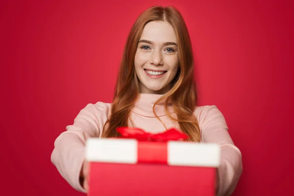 Hermosa persona femenina. Una mujer joven y bonita. Mujer dando una caja de regalo. — Foto de Stock