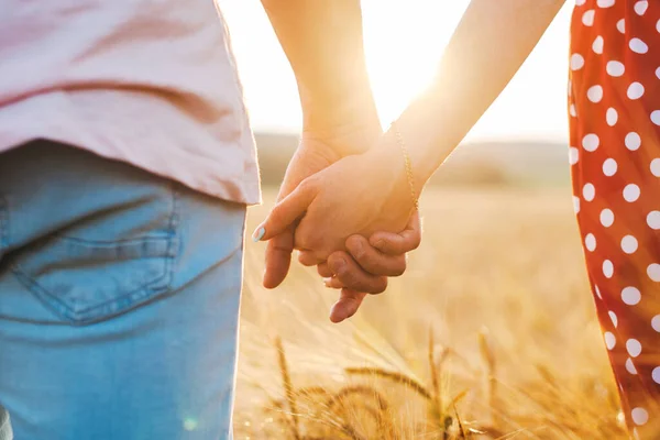 Mode de vie sain. Je me tiens la main. Couple posant dans un champ de blé. — Photo